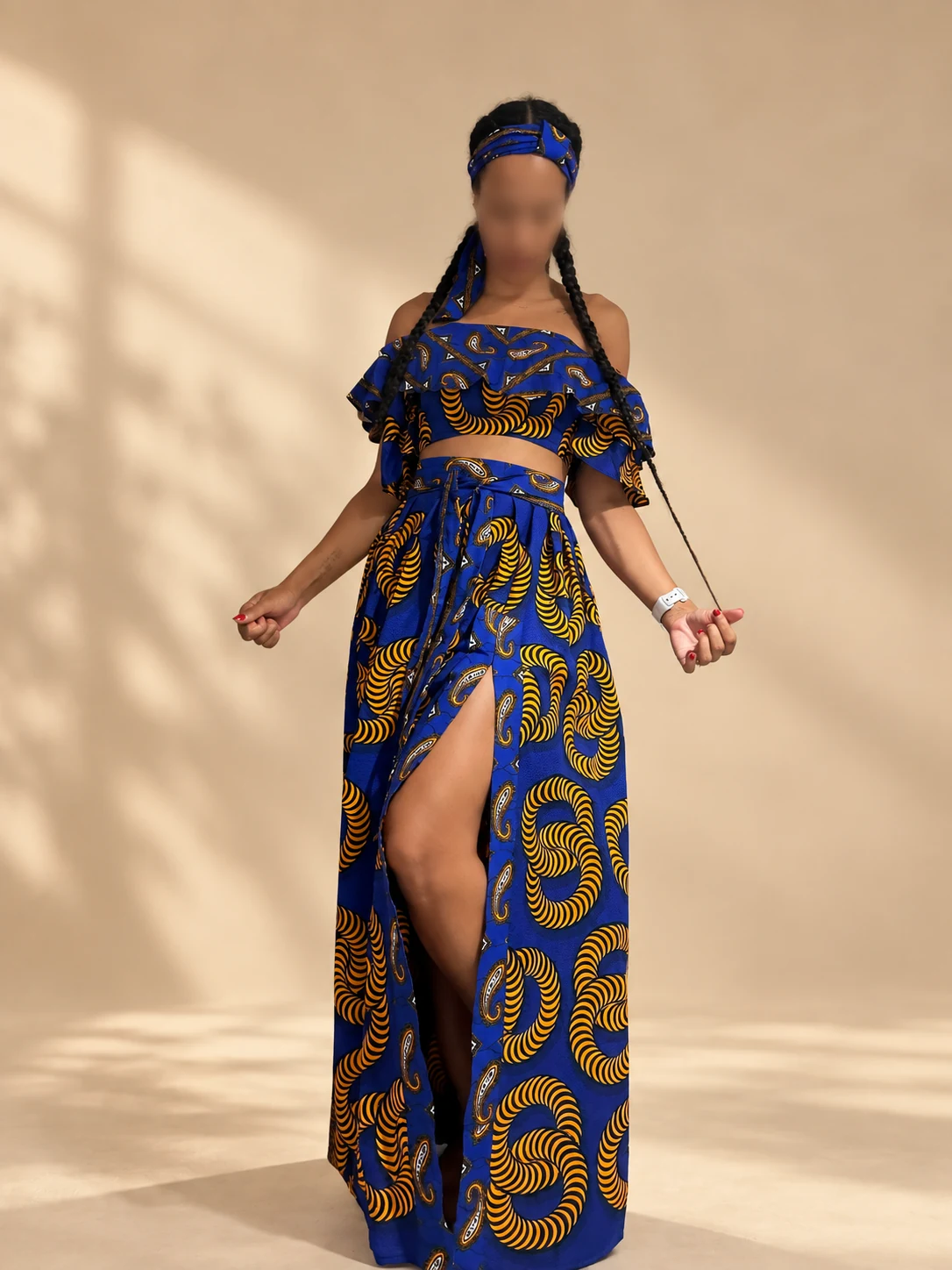 Ensemble deux pièces bleu et doré, visage flouté