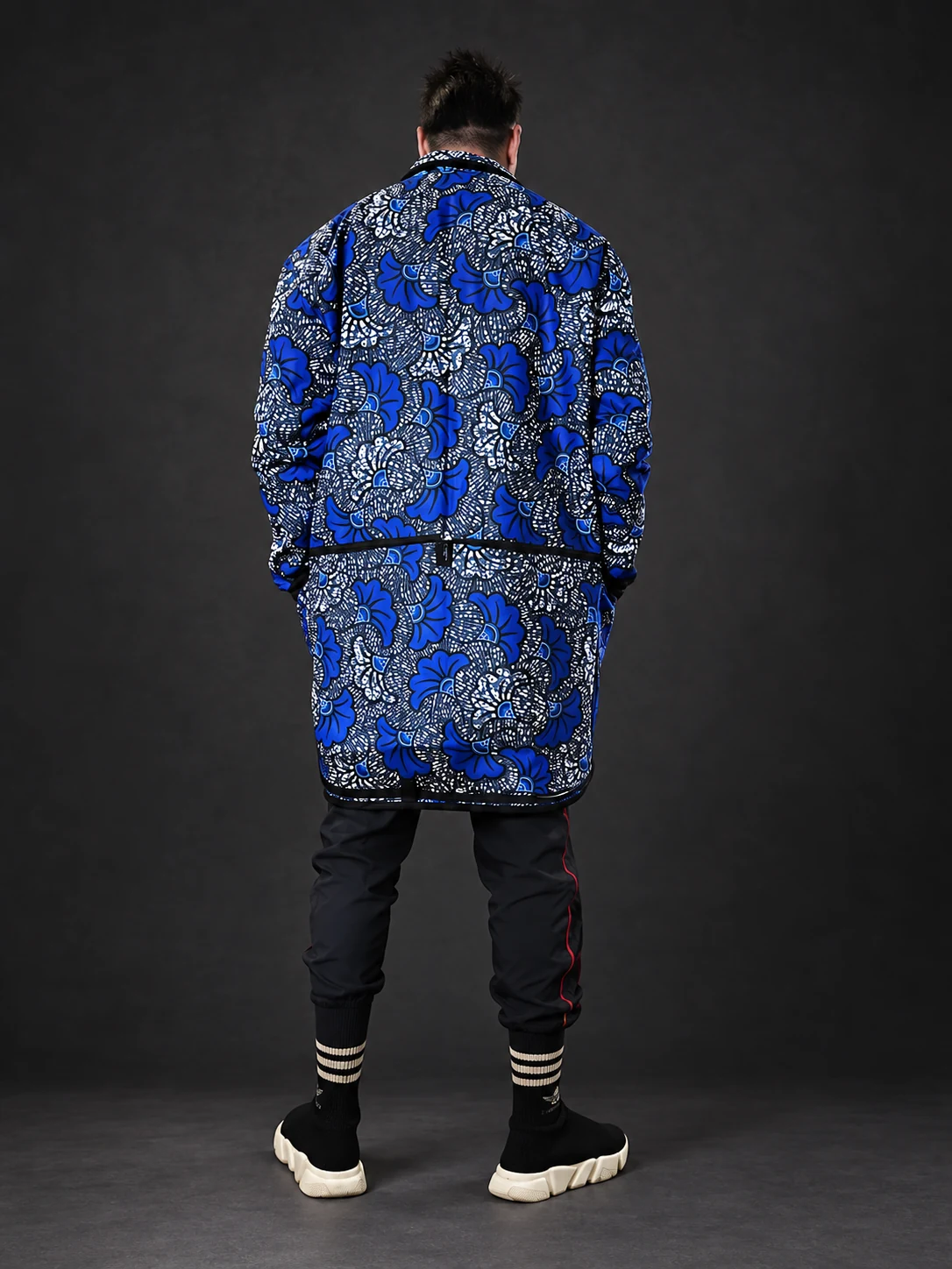 Vue de dos de la veste de voyage montrant le motif floral